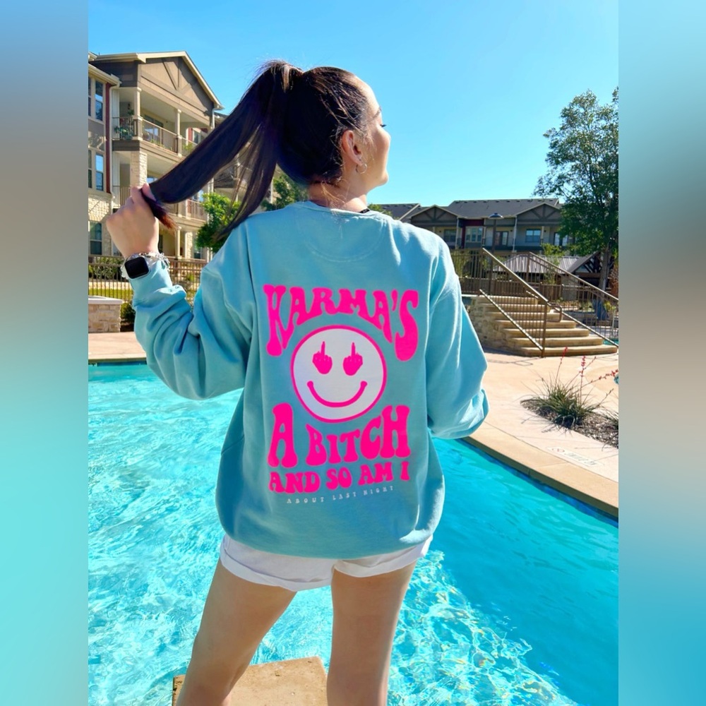 Comfort Colors Women's Sweater in Light Blue with Pink Logo. Size S